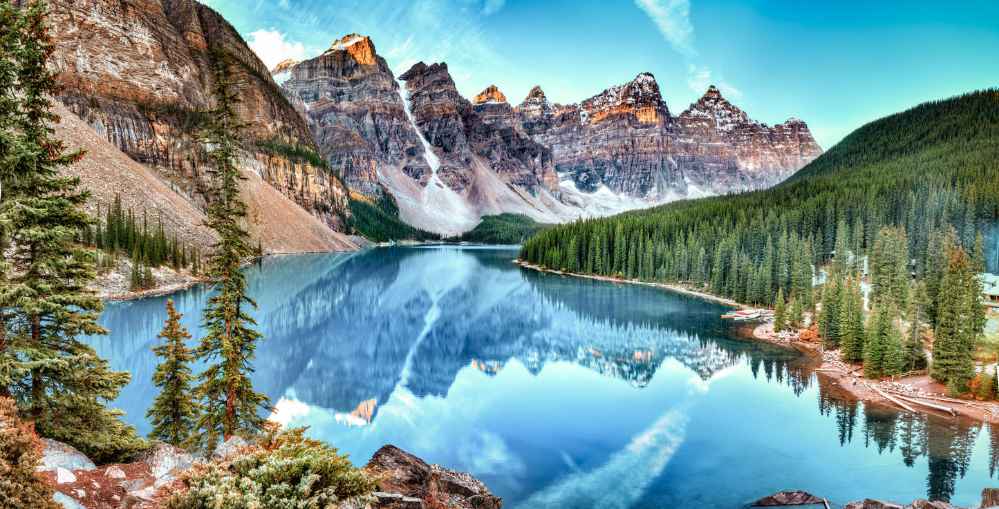 Majestätischer Bergsee bei Sonnenaufgang